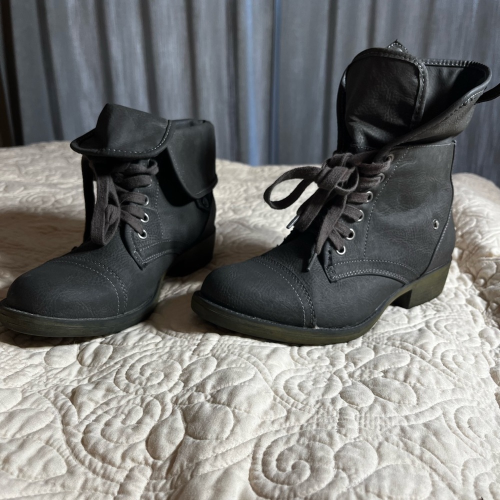 Women’s Heather Gray Boots Size 8.5 US